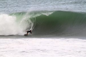 Taichi Wakita surfing a massiv wave in Ichinomiya - Japan