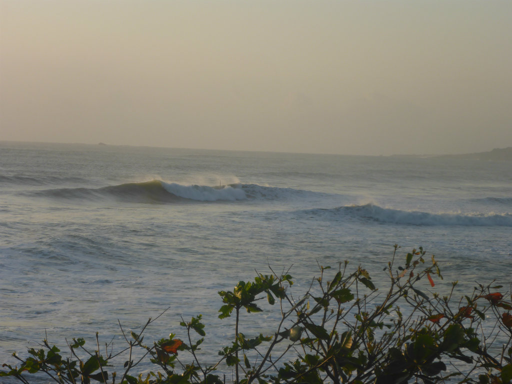 Right hander wave at Jialeshuii, Kenting, Taiwan - Laybacktravel