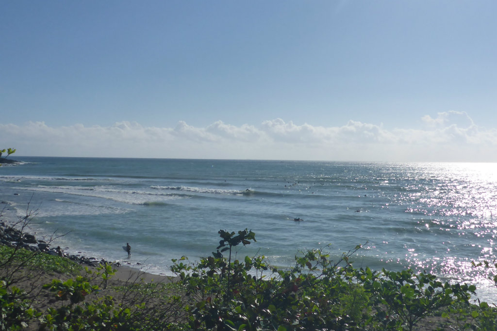 Left hander wave at Jialeshui near Kenting Taiwan - Layback Travel