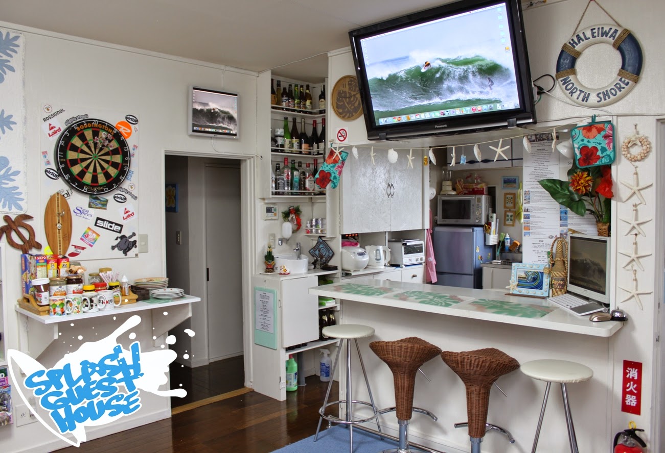 Kitchen and Bar at Splash Guest House - Hebara Japan