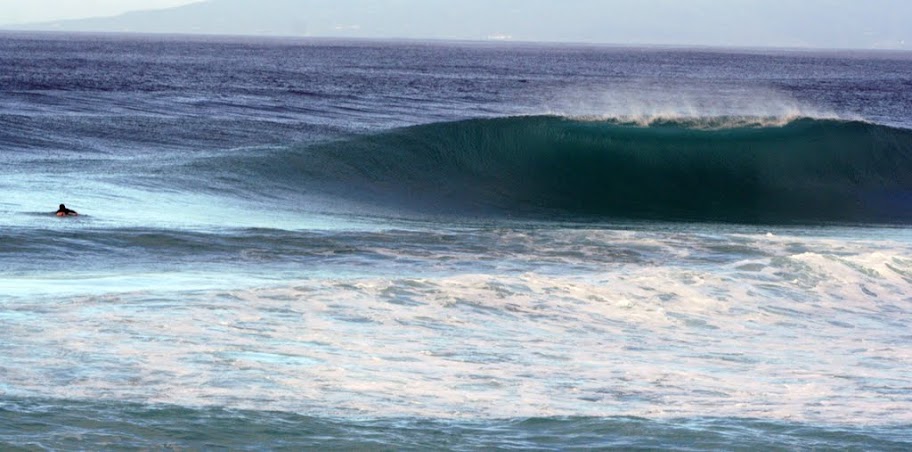 Surf in Japan - Wave and surfer in Nijima by Dane Gillett