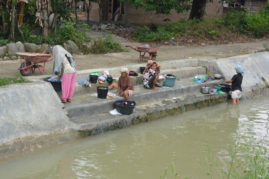 Laundry ladies Bukit Lawang, Sumatra - Layback Travel