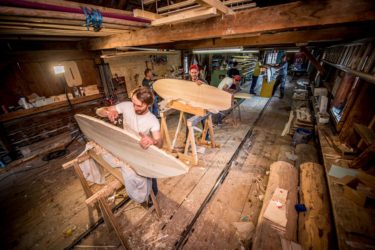 Enlain Ammann Holzsurfboard Werkstatt Laax Laybacktravel